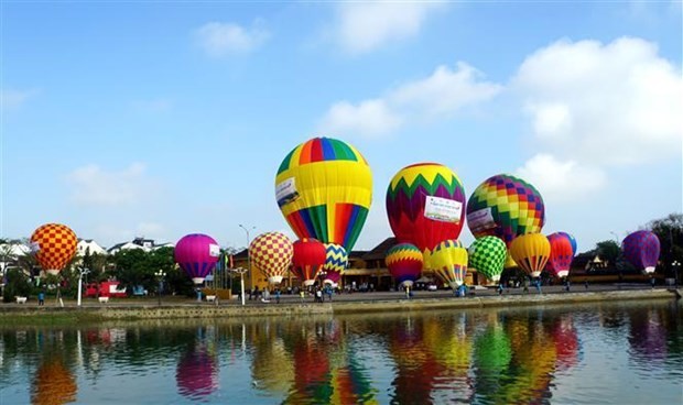 广南省会安举行热气球节