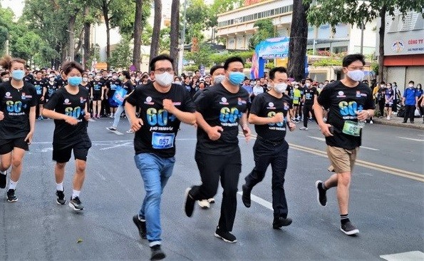 胡志明市青年参加跑步比赛 积极响应2022年“地球一小时”活动