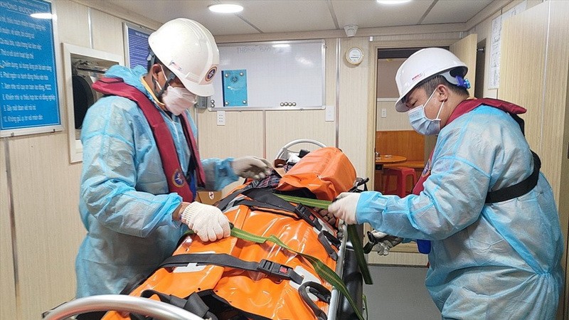 越南搜救船只危重病人及时上岸治疗