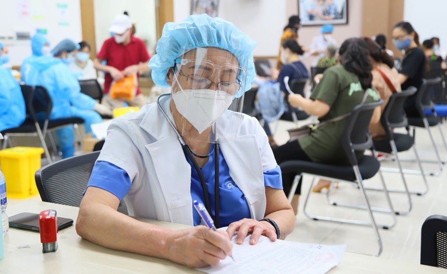 胡志明市为卫生所退休医生每月支付900万越盾的返聘工资