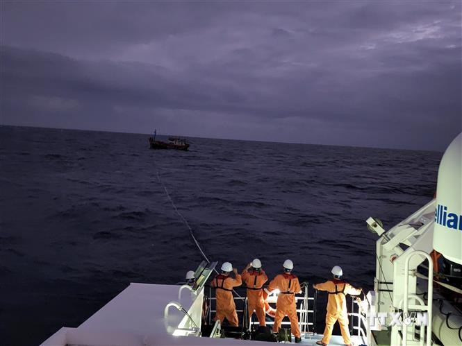 越南海上搜救协调中心成功营救三名海上遇险船员