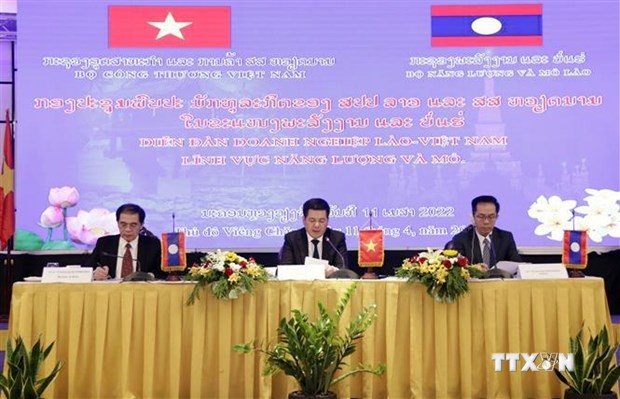 老挝总理高度赞赏越南工贸部与老挝能矿部和工贸部合作成果
