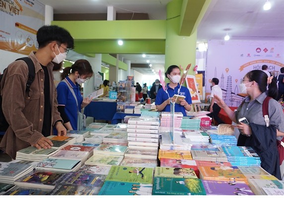 首届巡回书展在顺化市举行