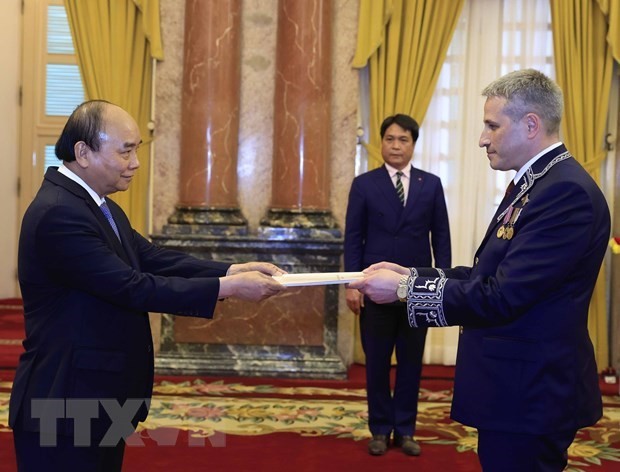 越南国家主席会见前来递交国书的白俄罗斯和埃及大使
