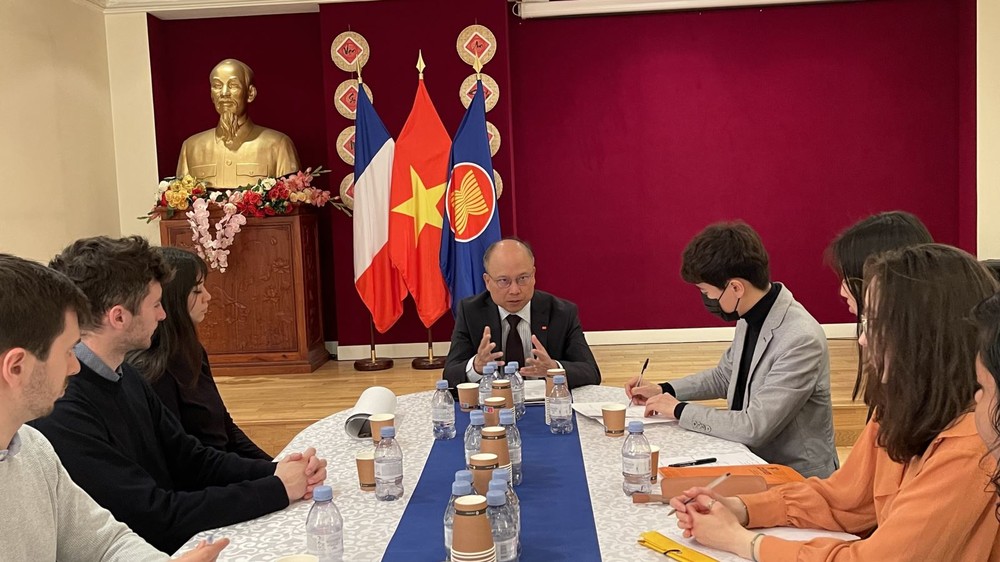 法国政治科学大学生深入了解越南与法国和欧盟之间的关系