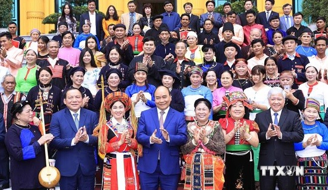 越南国家主席阮春福会见少数民族杰出乡贤、村长、艺人
