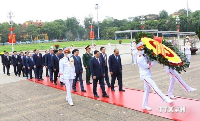 南方解放国家统一47周年：越南党和国家领导人拜谒胡志明主席陵墓