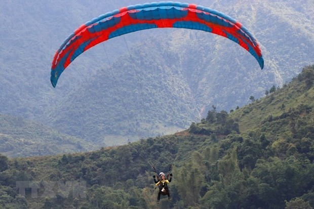 安沛省举行滑翔伞飞行活动