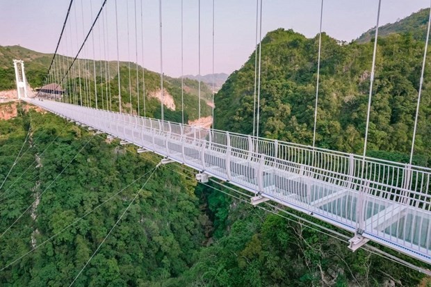 美如画般的世界最长人行玻璃桥受到国际媒体的关注