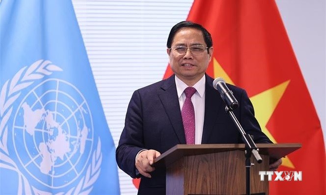 政府总理范明政造访越南常驻联合国代表团