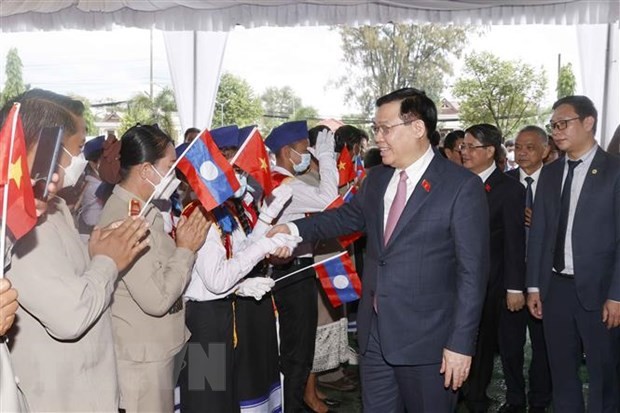老挝各大报纸密集报道越南国会主席王廷惠访老之行