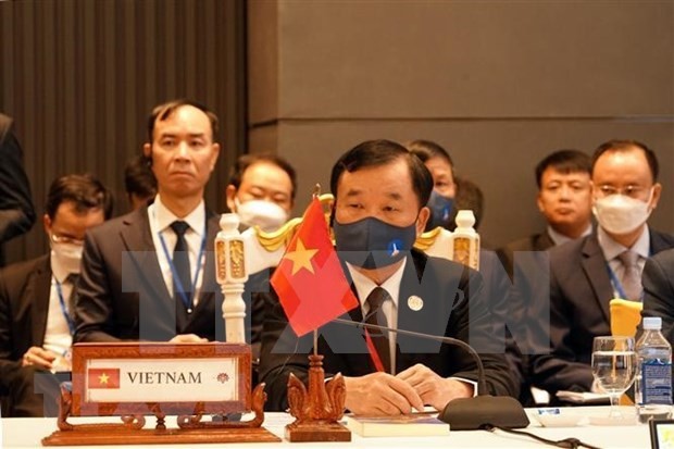 东盟防务高官扩大会议：越南强化东海航行与飞越的安全