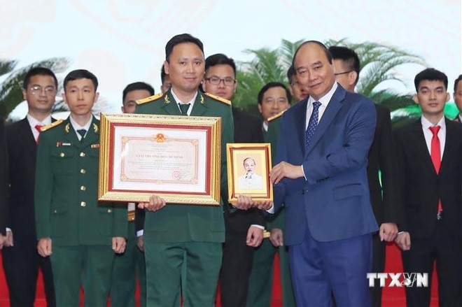 国家主席阮春福向国防军事领域优秀科研工程颁授科技类胡志明奖