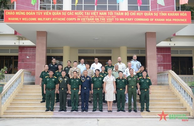 各国驻越国防武官代表团访问庆和省军事指挥部