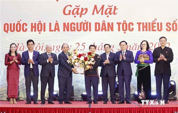 越南党和国家领导人同第十五届全国少数族代表举行见面会