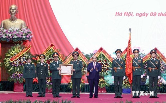 越南国家主席阮春福向11兵团授予三等保卫祖国勋章