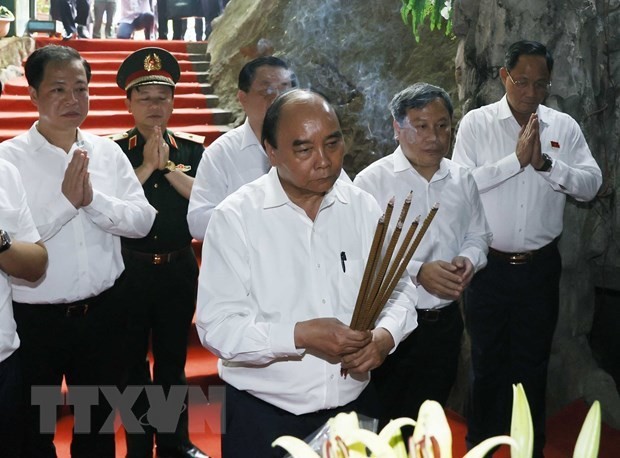 越南国家主席阮春福前往广平省20号决胜路忠烈祠进香