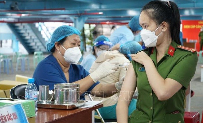胡志明市为居民设立数百个新冠疫苗加强针接种点