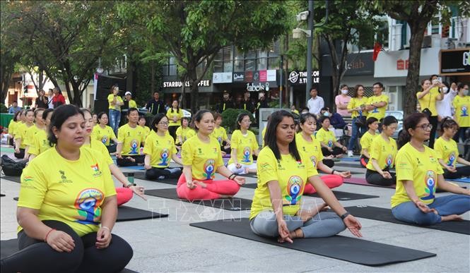近千人参加在胡志明市举行的第八届国际瑜伽日活动