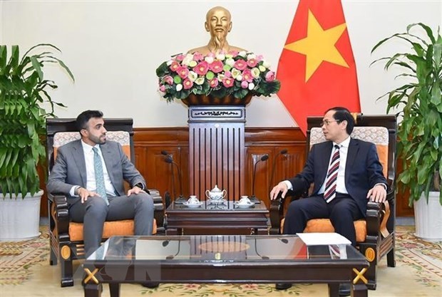 越南外长裴青山会见阿联酋外交与国际合作部部长助理阿卜杜纳赛尔·沙利
