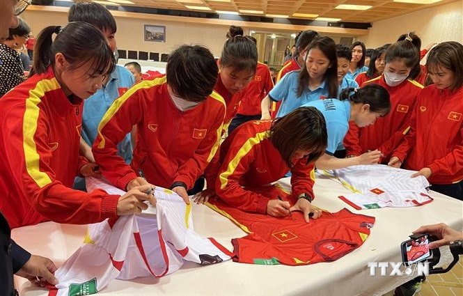 越南女足队抵达法国开启训练和与法国女足队进行友谊赛