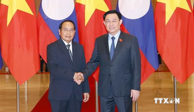 越南国会主席王廷惠会见老挝国家副主席本通•吉玛尼