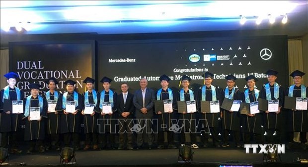 越南首批德国标准汽车机电一体化专业大学生毕业