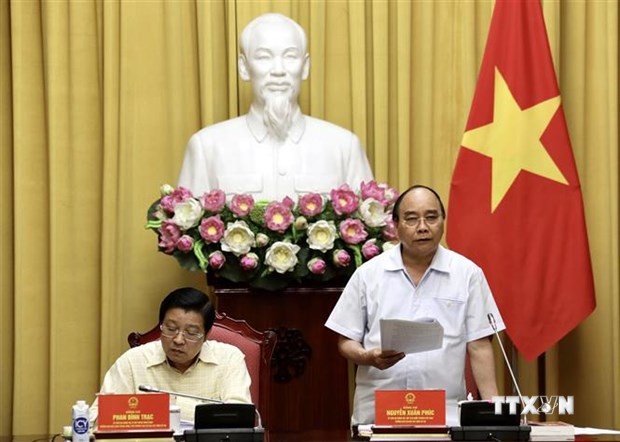 越南国家主席阮春福主持有关建设法治国家提案的会议