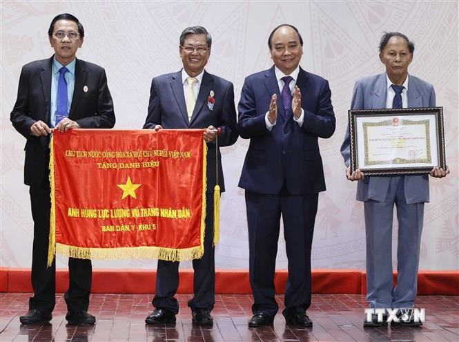 国家主席阮春福授予第五区民医委员会“人民武装力量英雄”称号