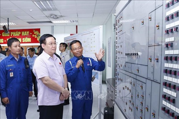 越南国会主席王廷惠莅临平山炼油厂股份公司视察
