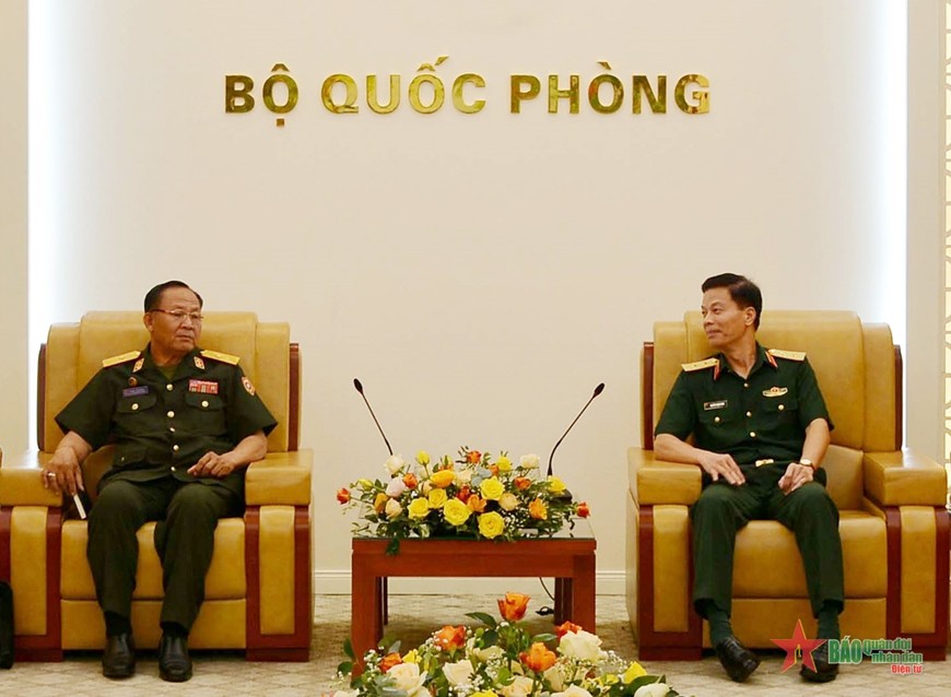 越南人民军副总参谋长阮仲平中将会见老挝凯山·丰威汉国防学院院长