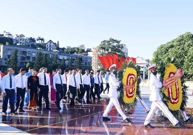 越南国家主席阮春福在广宁省英雄烈士纪念碑前上香