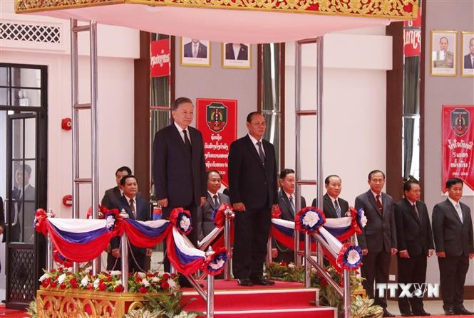 老挝领导人高度评价老挝公安部与越南公安部的合作成效