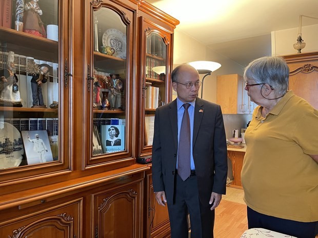 越南驻法国大使探望慰问共产主义女战士雷蒙德•迪恩家属