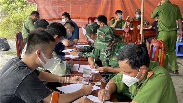 在柬越南劳动者想办法通过木牌国际口岸回国