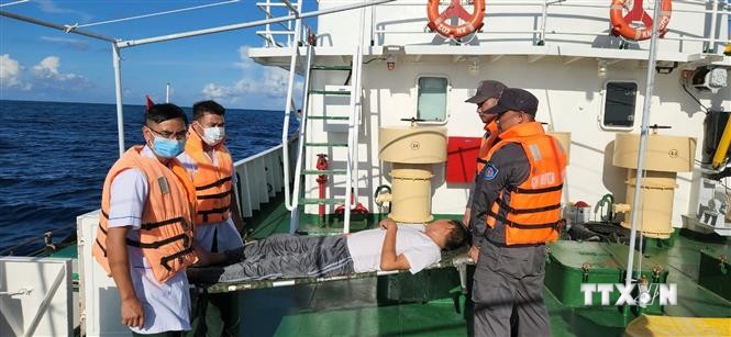 越南渔检及时救助一名在海上从事捕捞作业的发病渔民