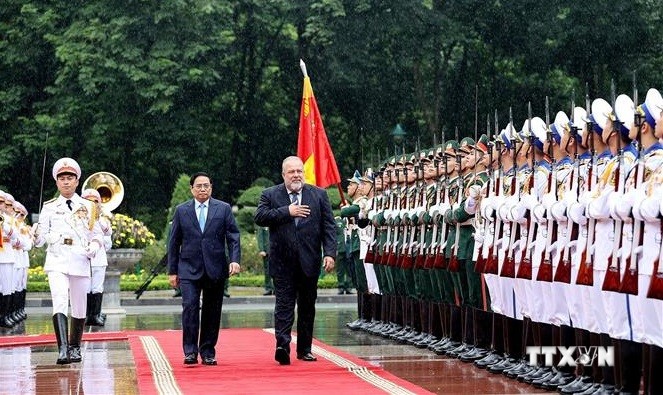 越南政府总理范明政举行仪式欢迎古巴总理曼努埃尔•马雷罗•克鲁斯访越