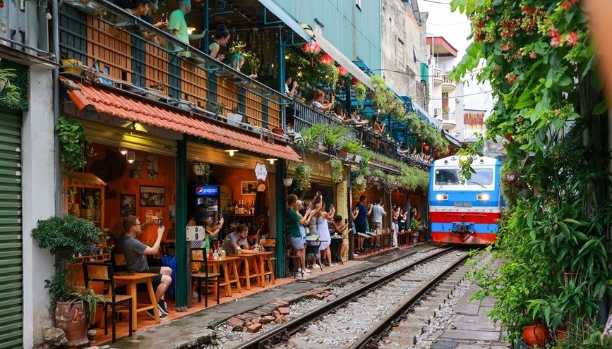 越南交通运输部：坚决维护河内市“铁路咖啡街”的交通秩序安全