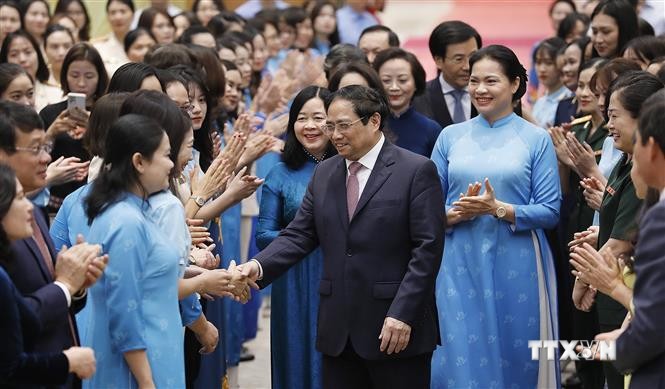 越南政府总理范明政主持政府总理与妇女对话会