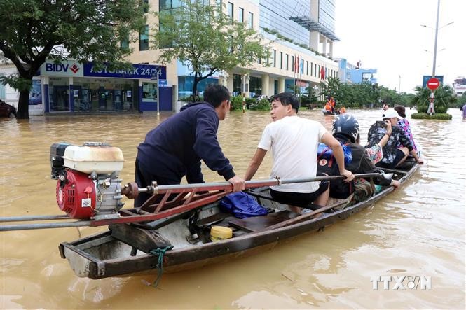 越南岘港市和一些中部省份紧急克服第五号台风造成的后果