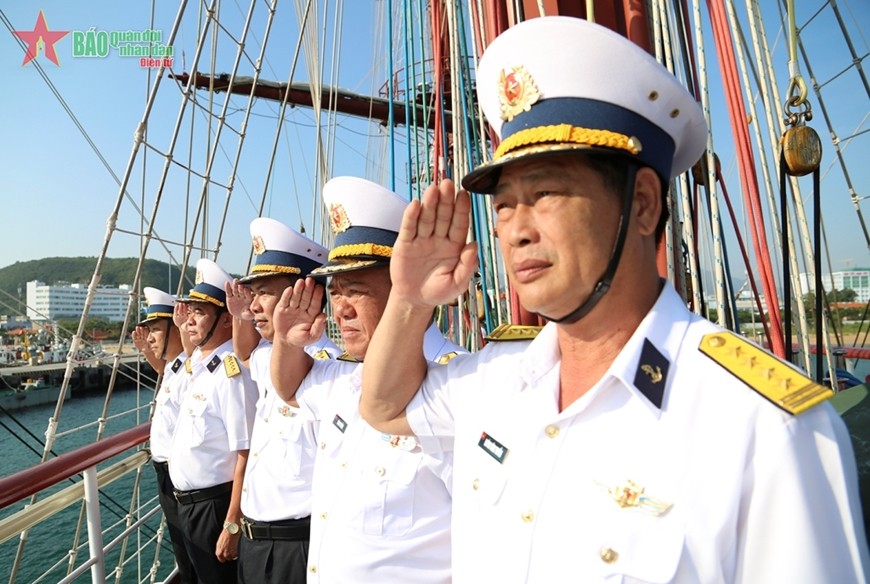 越南海军学院黎贵惇286号帆船抵达芽庄港 圆满结束访问任务