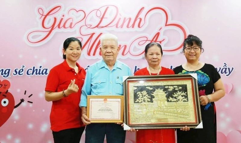 越南国家主席阮春福表彰23年积极组织开展无偿献血宣传活动的老兵