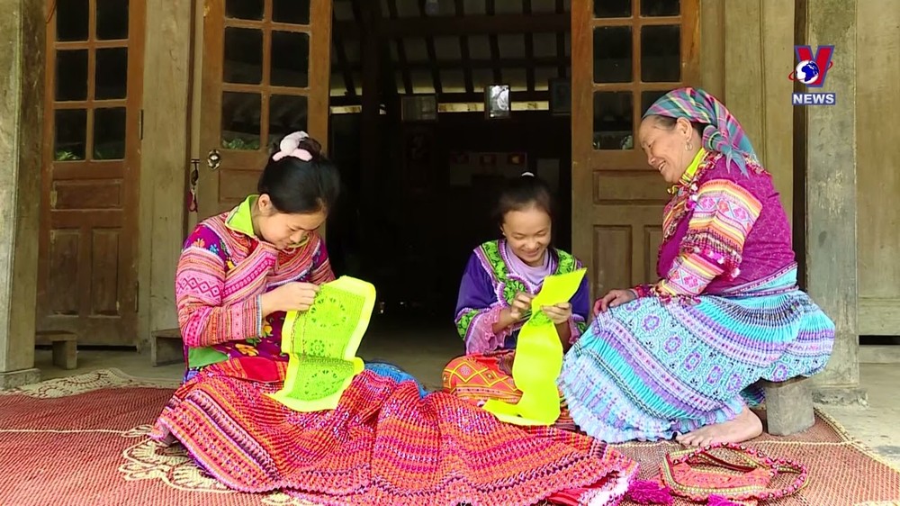 越南宣光省蒙族人保留与弘扬刺绣手艺