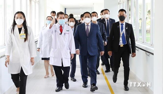 越南政府总理范明政造访金边大水镬医院和越柬电信公司