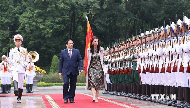 政府总理范明政举行仪式 欢迎新西兰总理杰辛达·阿德恩访问越南