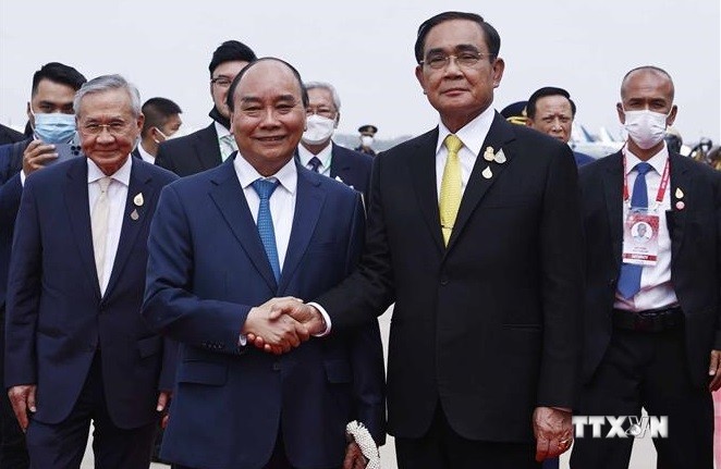 越南国家主席阮春福抵达曼谷 开始访问泰国和出席APEC第29次领导人会议之行