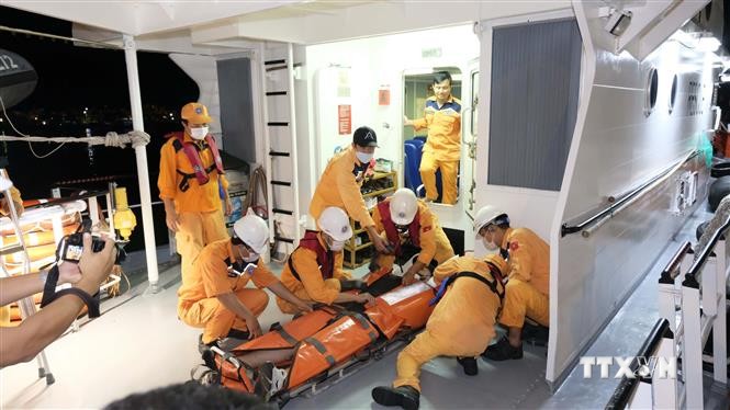 两名在海上发生劳动事故的外国货轮船员被送往芽庄接受治疗