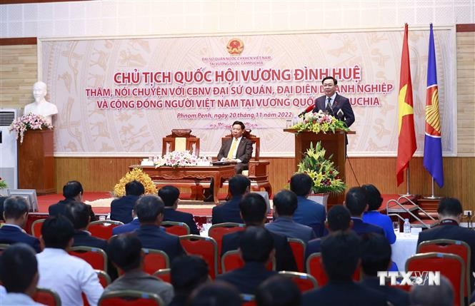 越南国会主席王廷惠会见旅柬越南人社群代表
