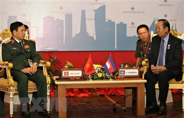 越南国防部长潘文江会见柬埔寨国防大臣和中国国防部长