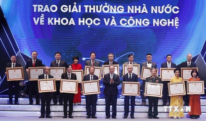越南国家主席阮春福出席第六次科技类胡志明奖和国家奖颁奖典礼